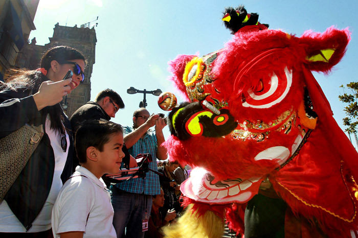 70121132.  México, 21 Ene. 2017 (Notimex-José Pazos).- La calle de Moneda en el Centro Histórico de la capital, fue el escenario donde la comunidad China, llevó a cabo el inicio del "Nuevo Año Chino 2017: Gallo de Fuego". NOTIMEX/FOTO/JOSÉ PAZOS/JPF/ACE/
