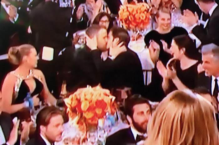 Foto: Twitter. Al fondo se ve cómo acercan sus bocas Reynold y Garfield.