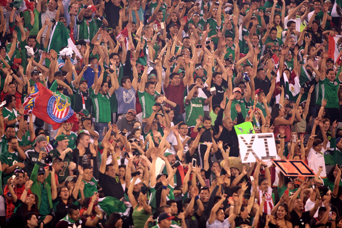 Foto: IMAGES STRAFFON. En el Estadio de la Universidad de Phoenix esta noche la porra apoya a la Selección Mexicana. 