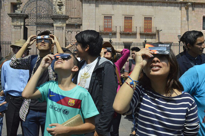 Foto: Sam Herrera Jr. Decenas de personas se dieron cita en la plaza Melchor Ocampo para observa este proceso de traslación se calcula tardará 2 horas con 36 minutos.
