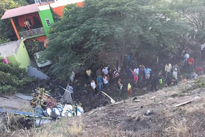 Trailer cae sobre casa en accidente sobre autopista Apátzingan.