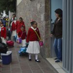 Estudiantes regresan a las aulas