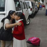 Estudiantes regresan a las aulas