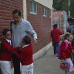 Estudiantes regresan a las aulas