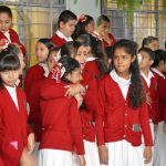 Estudiantes regresan a las aulas