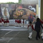 Estudiantes regresan a las aulas