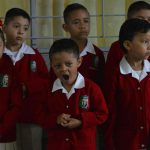 Estudiantes regresan a las aulas