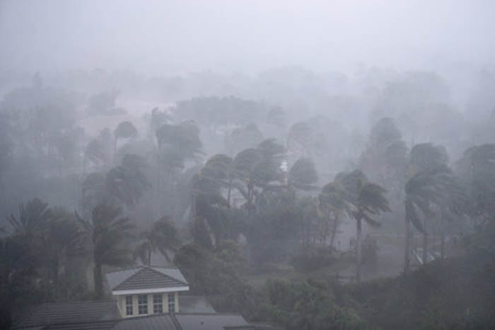 Vientos y lluvias de "Irma" estremecen Florida