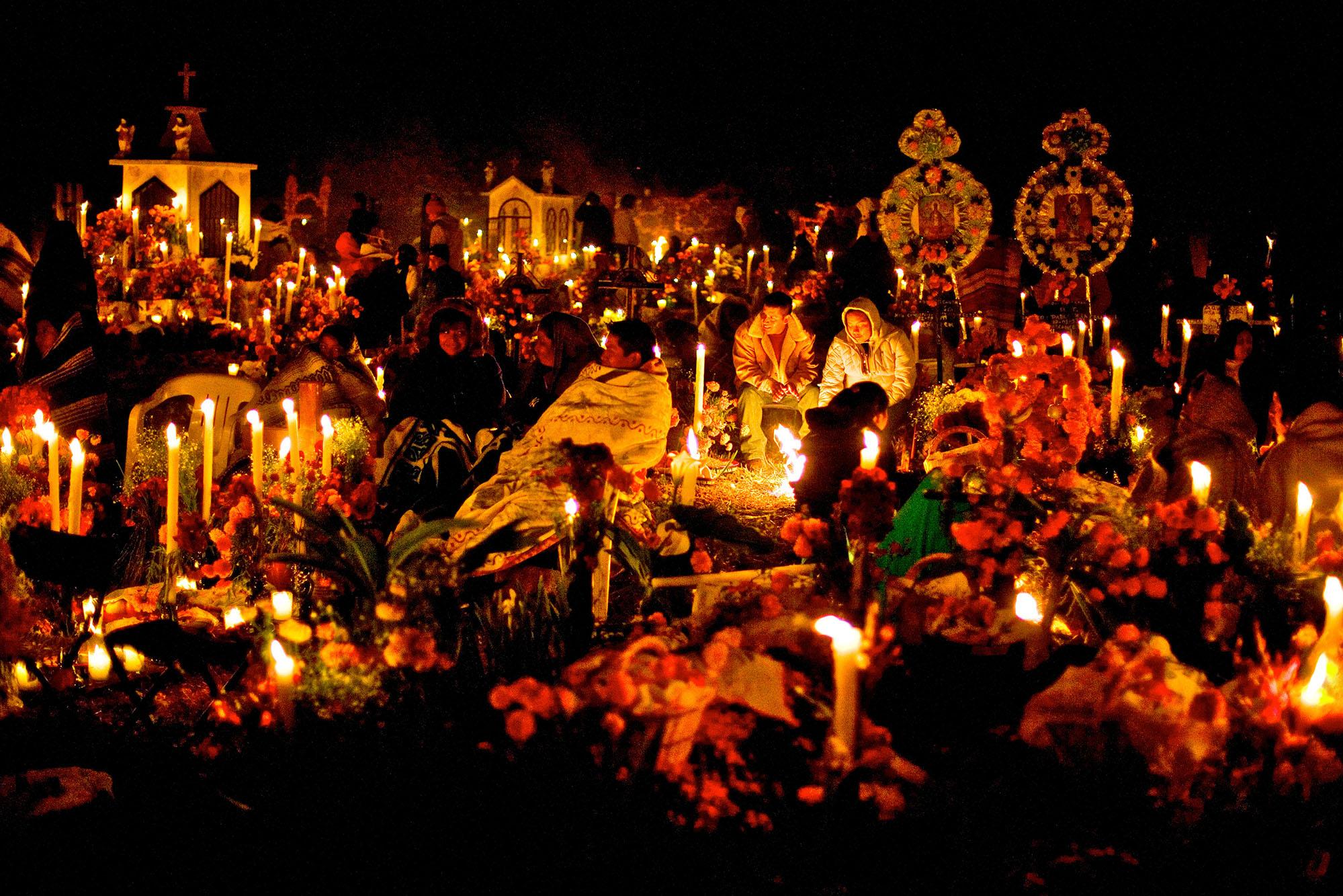 Cempasúchil, velas, fotografías... Michoacán se alista para el Día de  Muertos ¿Cuál fue el origen de la celebración?