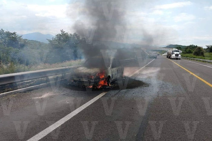 Arde automóvil sobre la Autopista Siglo XXI