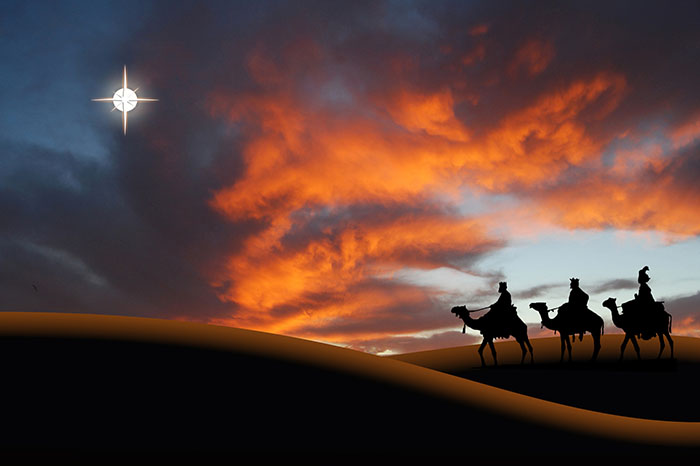 Reyes Magos, Navidad, desierto con cielo anaranjado, estrella