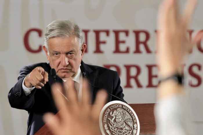 El presidente Andrés Manuel López Obrador aseguró que el exmandatario Felipe Calderón Hinojosa "entregó" 26 millones de hectáreas a empresas mineras extranjeras y advirtió que en México "nunca más" va a regresar la política entreguista.