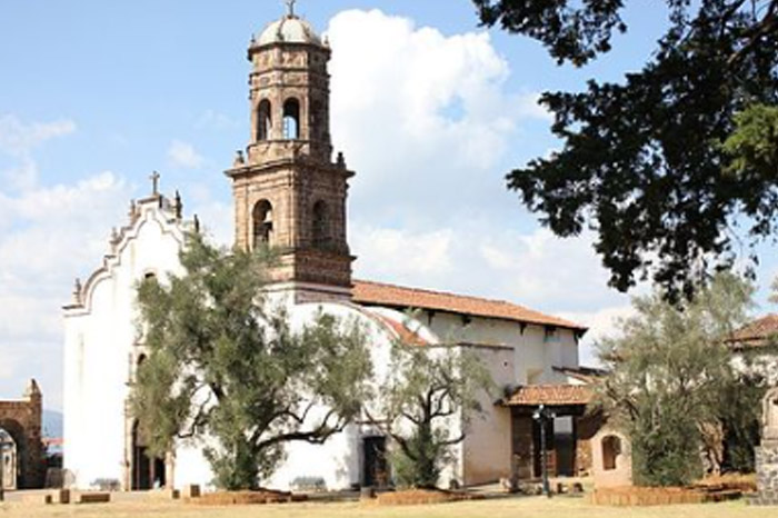 Tzintzuntzan, 'lugar de colibríes', a la orilla del lago de Pátzcuaro ¿ya  lo conoces?