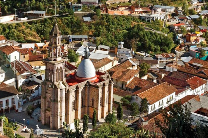 Enclavado en una cañada, su magia rústica serpentea entre los cerros: es  Angangueo, otro paraíso michoacano