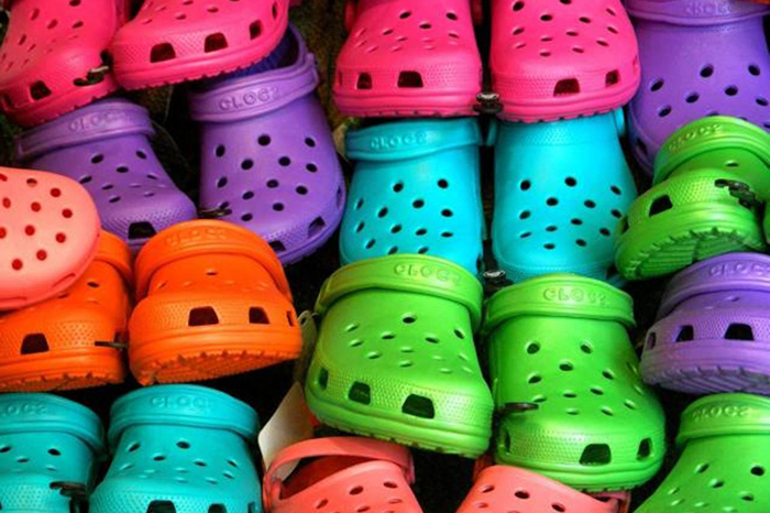 Walmart y otras 20 empresas enfrentan demanda de Crocs por plagiar el diseño  de sus populares zapatos