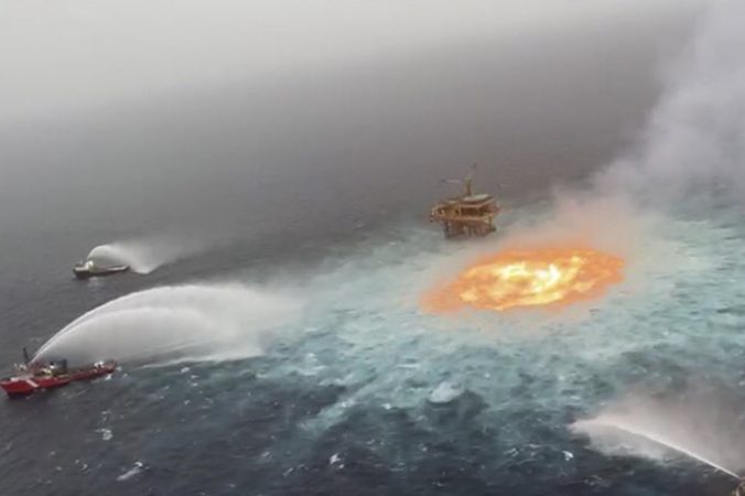 VIDEO | Se incendia ducto submarino de Pemex en el Golfo de México