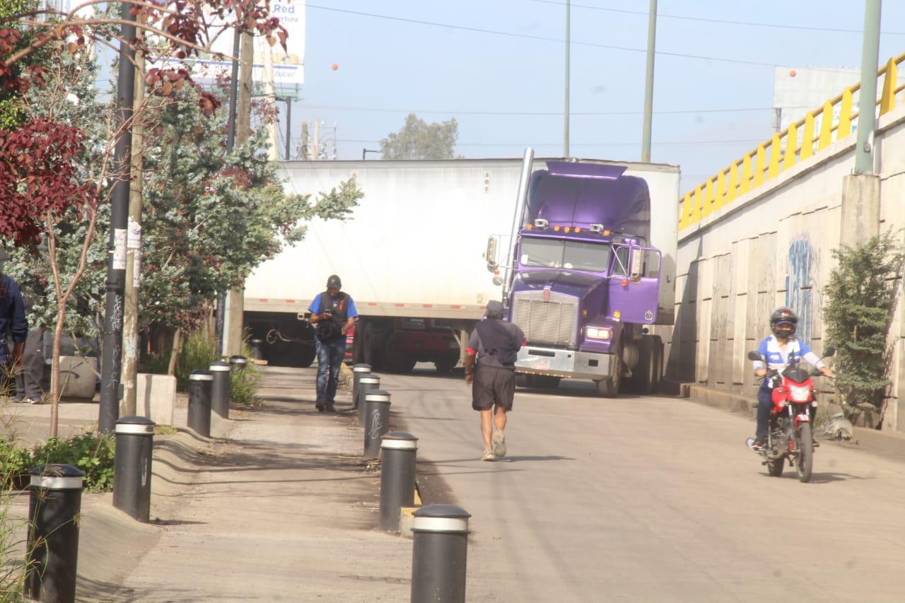Lo cumplen manifestantes bloquean salidas en Morelia y provocan caos