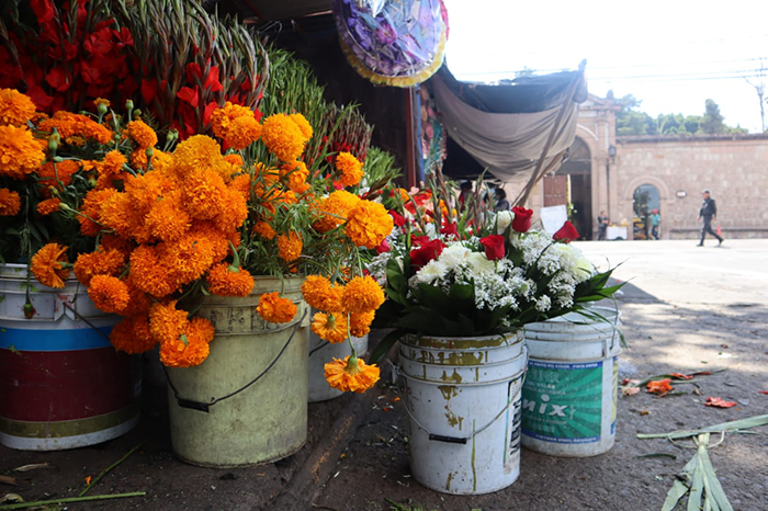 Venta de flores para Día de Muertos en Morelia, entre la escasez y la  carestía