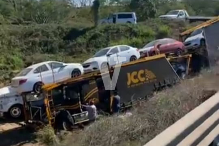 Se sale de la Autopista Siglo XXI un camión nodriza, en Lázaro Cárdenas