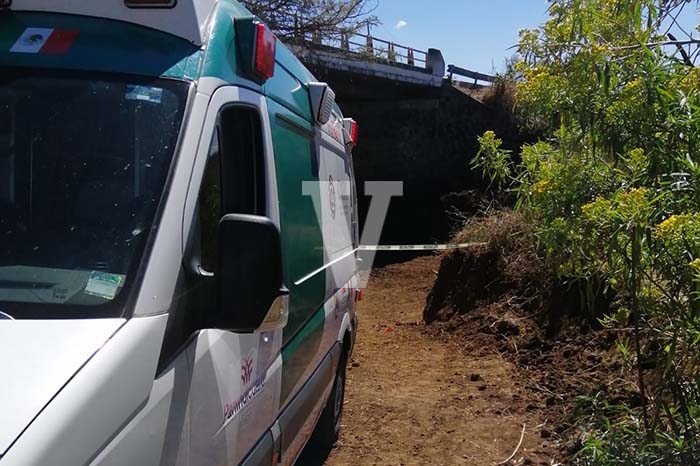 Motociclista pierde el control de la unidad, cae de un puente y pierde ...