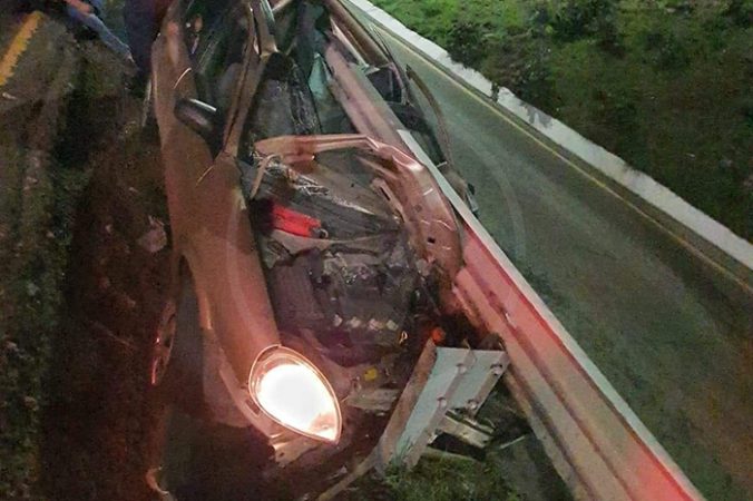 Choca auto contra barra metálica de contención en Morelia