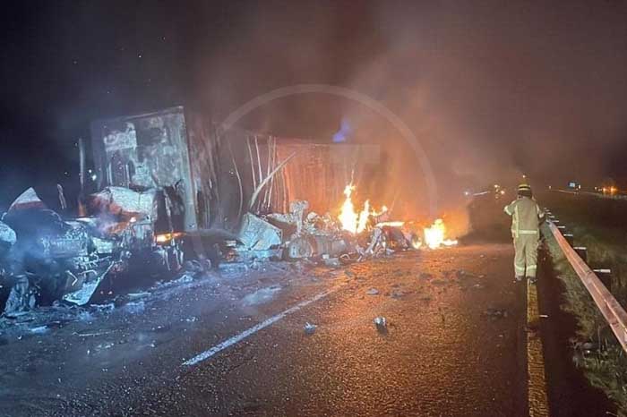 Choque entre tráilers deja un muerto en la autopista México-Guadalajara