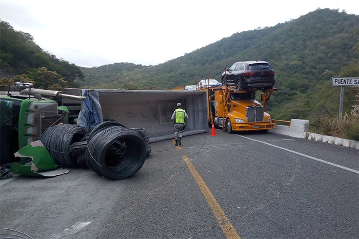 Vuelca otro tráiler en la Siglo XXI y obstruye ambos carriles; ocurrió ...