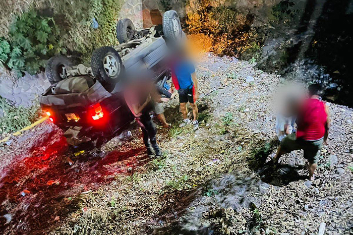 Camioneta cae de puente en Apatzingán; tres lesionados