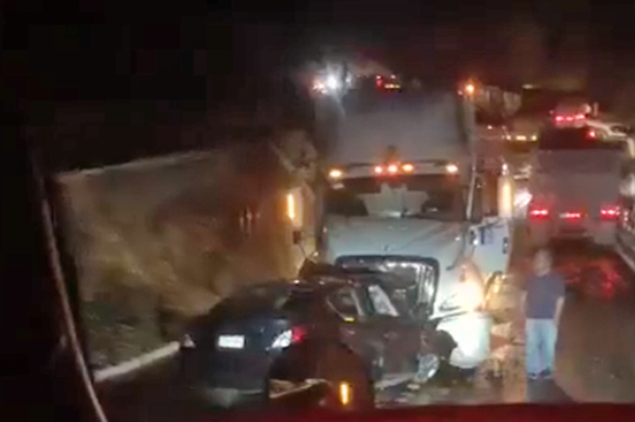 VIDEO | Chocan de frente un tráiler y un auto en la Siglo XXI; fallece ...