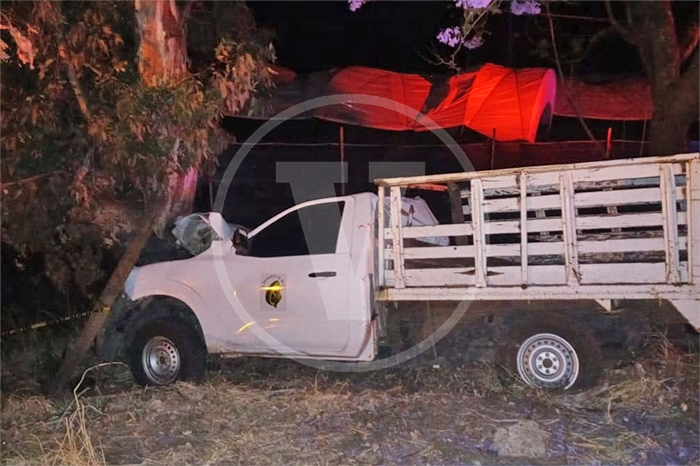 Joven muere al chocar camioneta contra un árbol, en Peribán