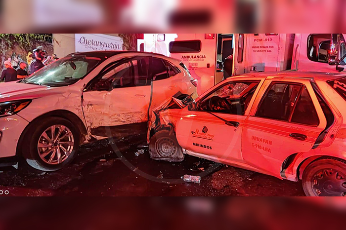 Aparatoso choque entre un taxi y una camioneta en la carretera Uruapan ...