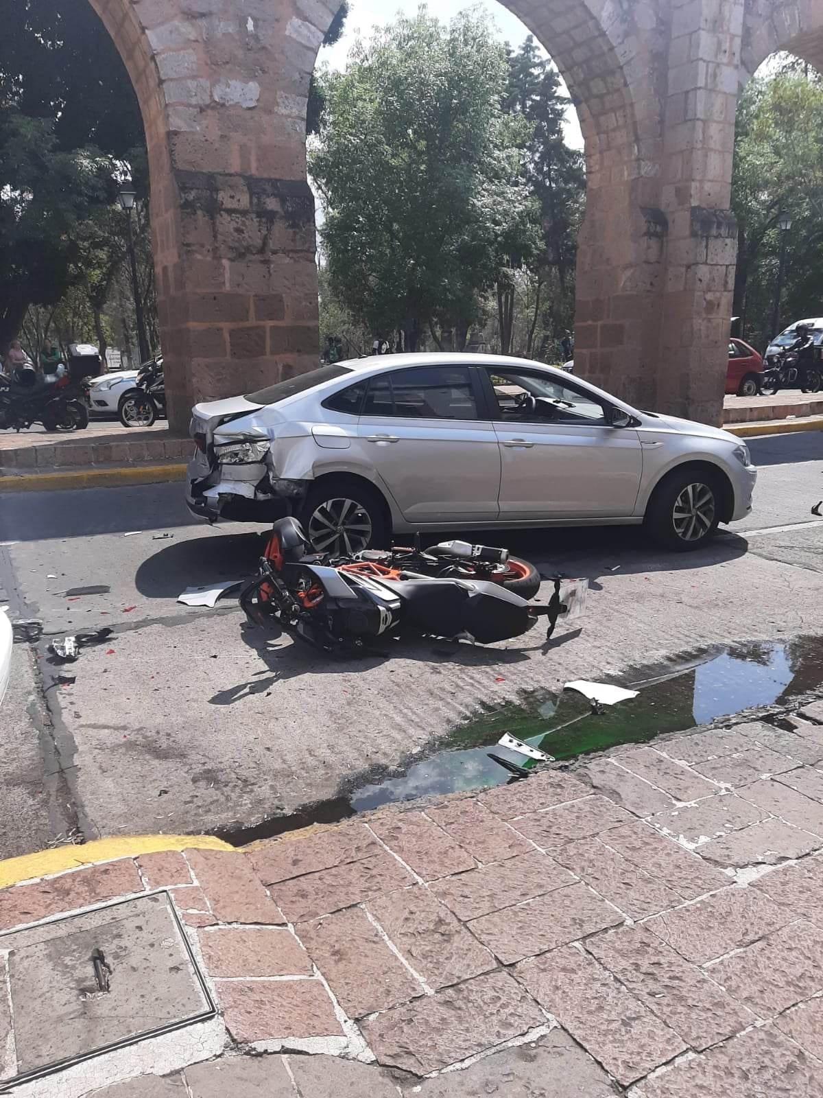 Choque entre moto y auto deja un herido en la avenida Acueducto de Morelia