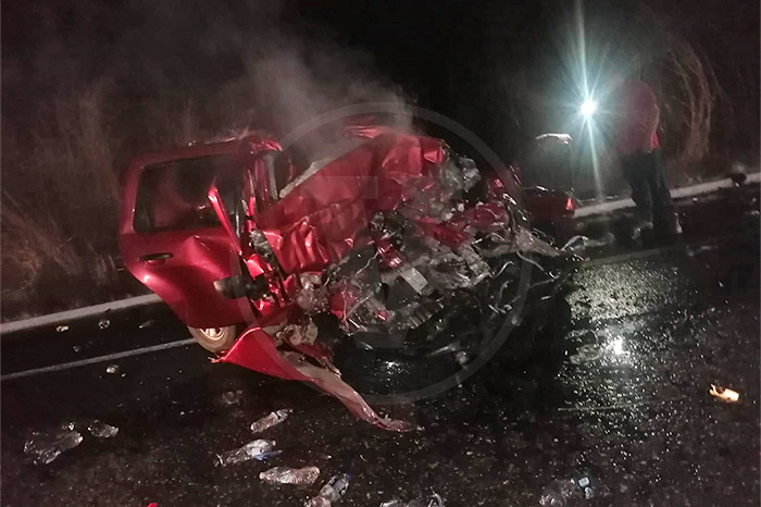 Conductor de Renault muere prensado en choque frontal con un tráiler en ...