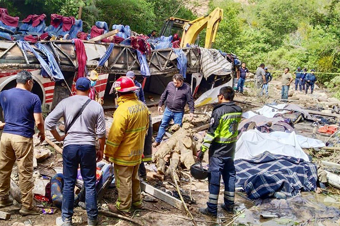 Mueren 25 pasajeros de autobús tras caer a un barranco en Oaxaca; hay al  menos 25 muertos