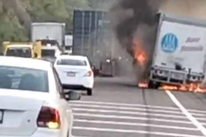 VIDEO | Por falla mecánica, arde camión de carga en la Autopista Siglo XXI