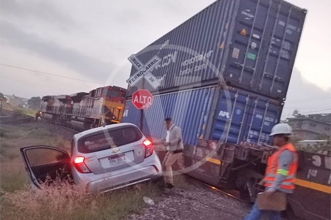 En Morelia, auto es impactado por el tren al intentar ganarle el paso ...