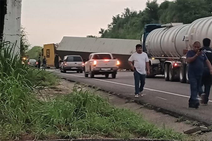 Cerrada la Autopista Siglo XXI, por choque de tractocamiones en los ...