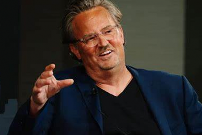 Ex novia de Matthew Perry, de 'Friends' duda que el actor se haya ahogado