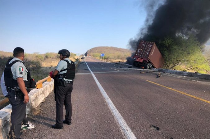 En la Siglo XXI, tráiler se sale del camino y termina en llamas; no se ...