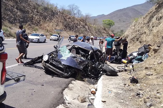 Auto termina destrozado tras choque contra un camión de carga en la ...
