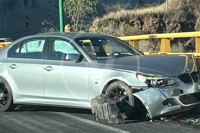 Auto choca contra barrera de contención en el Ramal Camelinas de Morelia