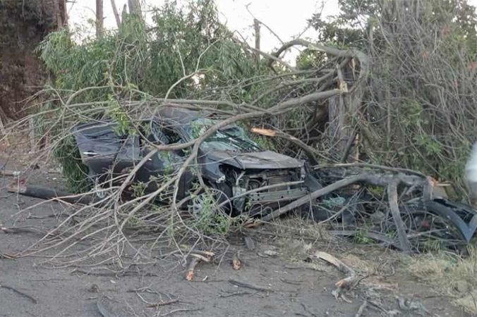 Choque de camioneta contra árbol deja 4 heridos en la Morelia-Salamanca