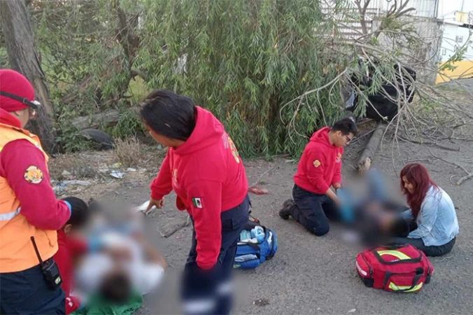 Choque de camioneta contra árbol deja 4 heridos en la Morelia-Salamanca