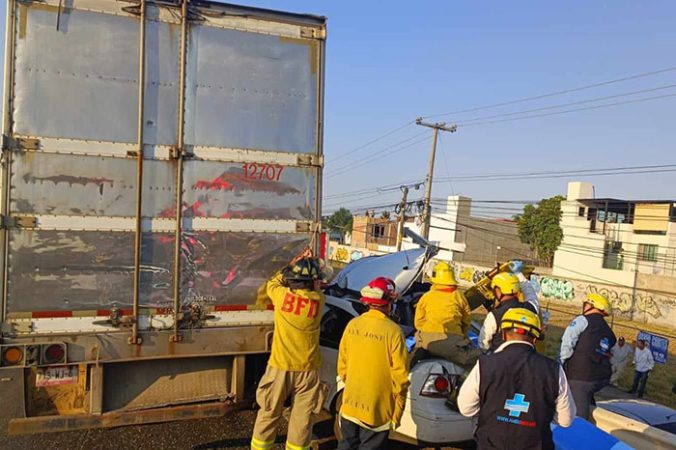 Choque de auto contra la caja de un tráiler deja un muerto y 4 heridos ...