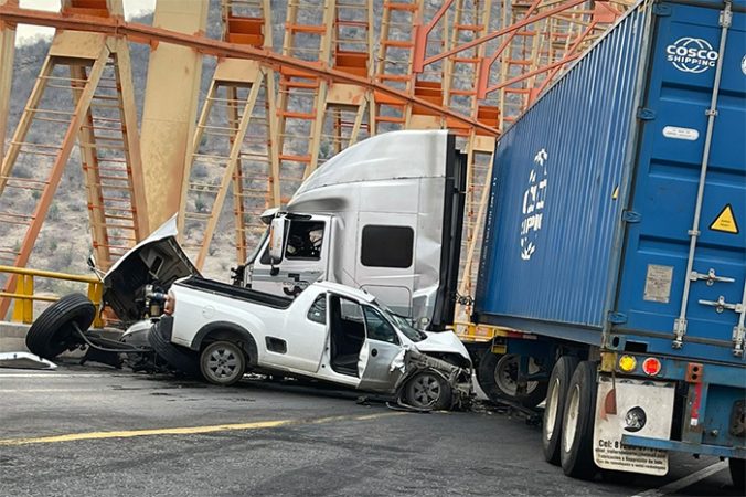 IMÁGENES | Chocan camioneta y tráiler en puente del Río Márquez, en la ...