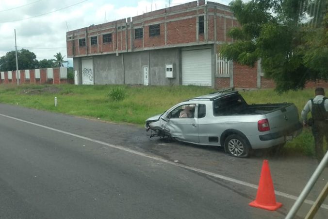 Conductor pierde el control y choca contra muro de contención en la ...