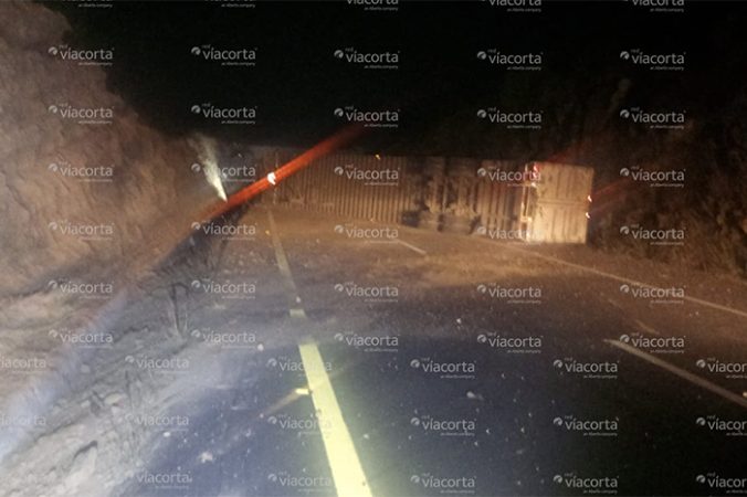 Volcadura de tráiler provoca cierre total de carriles en la autopista ...