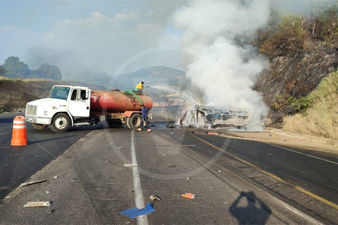 Chocan de frente un tráiler y una camioneta en la Siglo XXI, y se ...