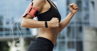 Persona corriendo al aire libre para mejorar la salud cardiovascular