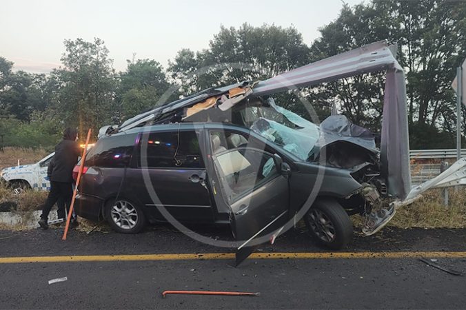 Camioneta choca contra barrera de contención en la Siglo XXI; hay un ...